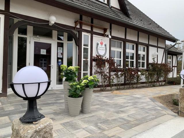 Landhotel Rosenhof Garni Am Plauer See Mit Ladesaeule Fuer E-Autos Quetzin Esterno foto